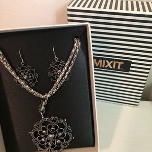New MIXIT Necklace And Earring Set